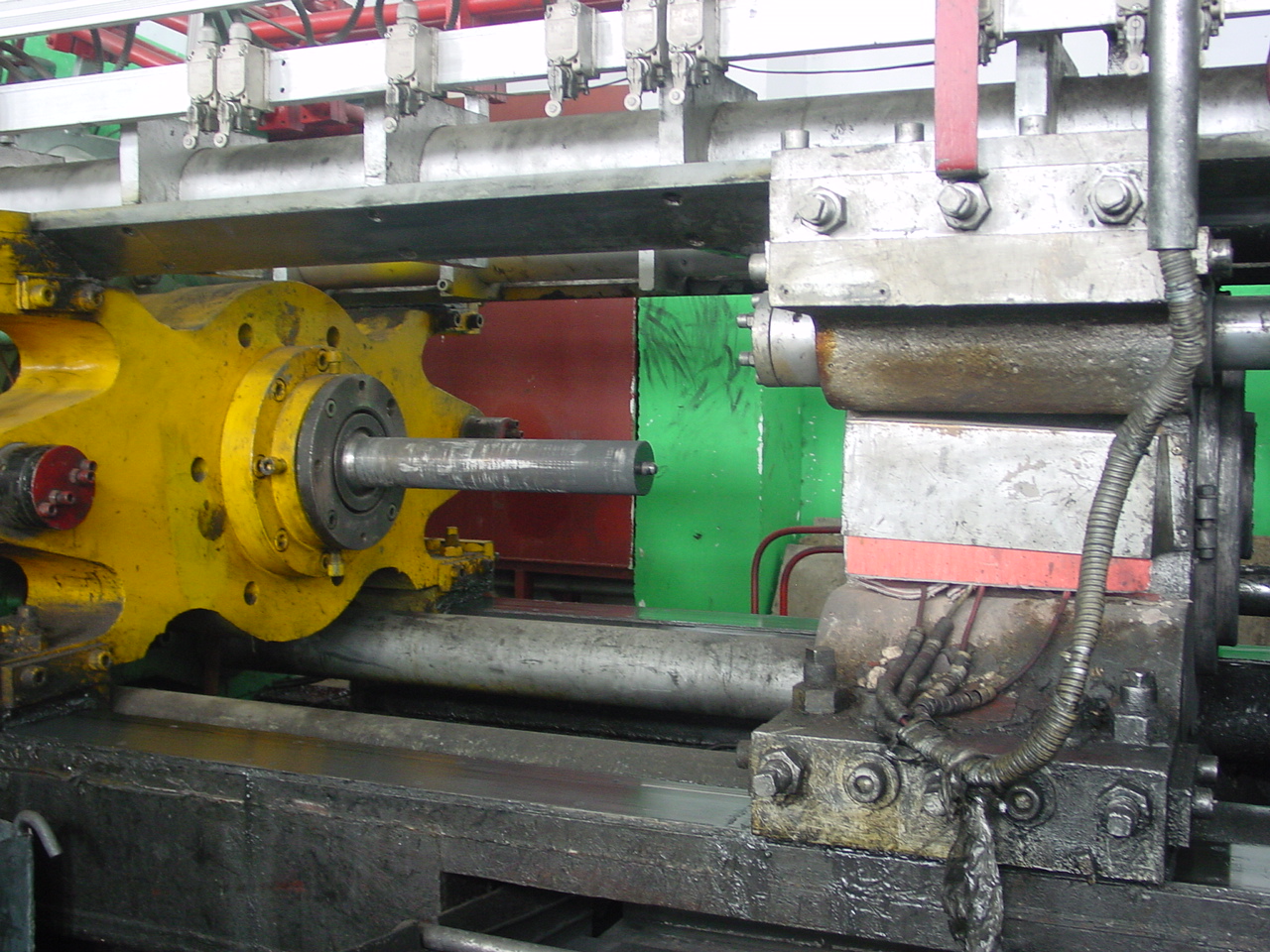 Aluminium extrusieproces in de machine