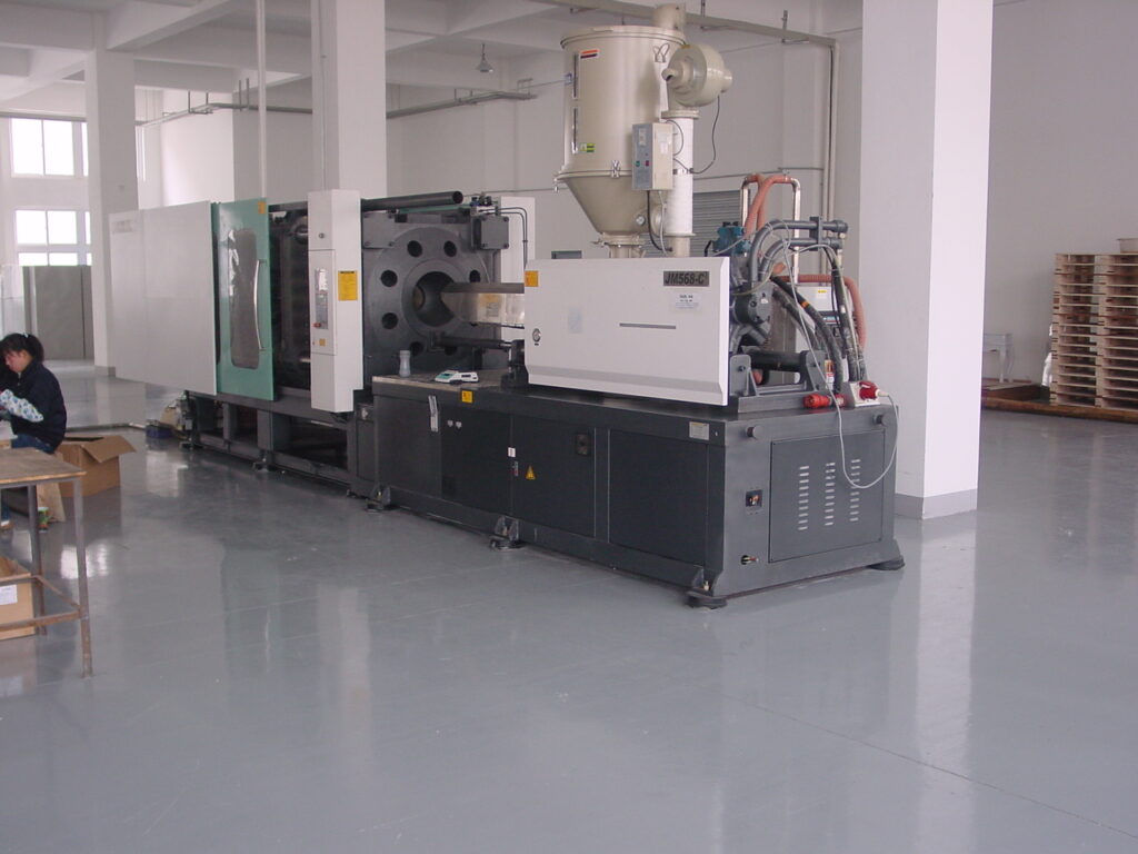 Kunststof spuitgietmachine in fabriekshal tijdens productie