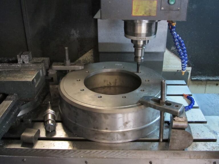 Remtrommel uit zandgietwerk die CNC wordt verspaand voor toepassing in grote akkerbouwmachines.