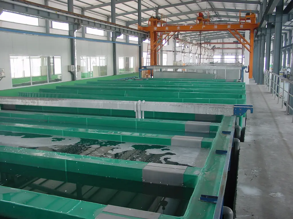 Anodiseerinstallatie met elektrolytische baden voor aluminium oppervlaktebehandeling bij TOS