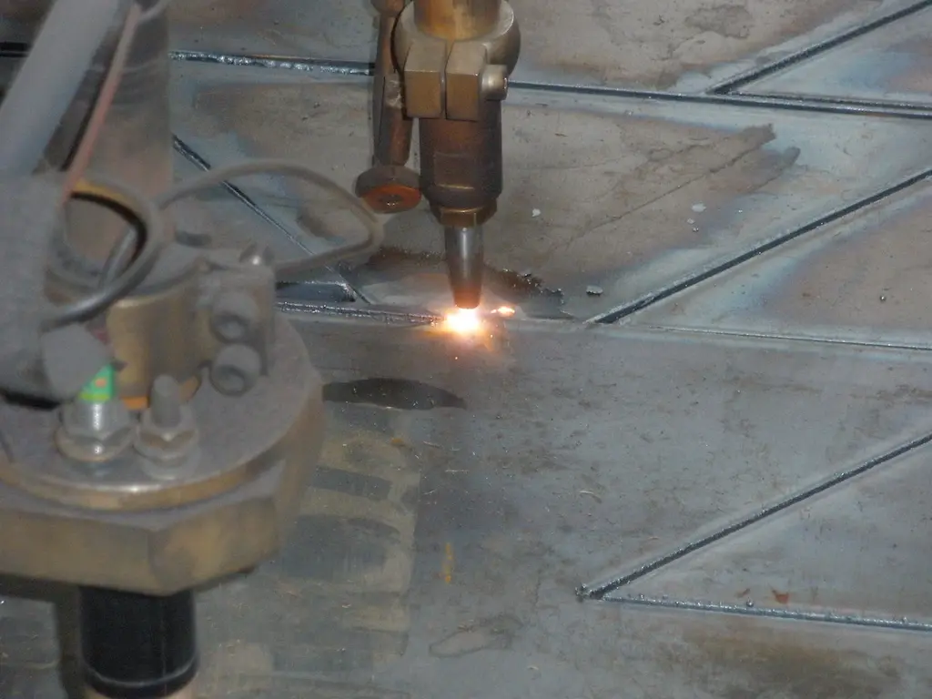 Autogeensnijden van dikke stalen plaat bij TOS