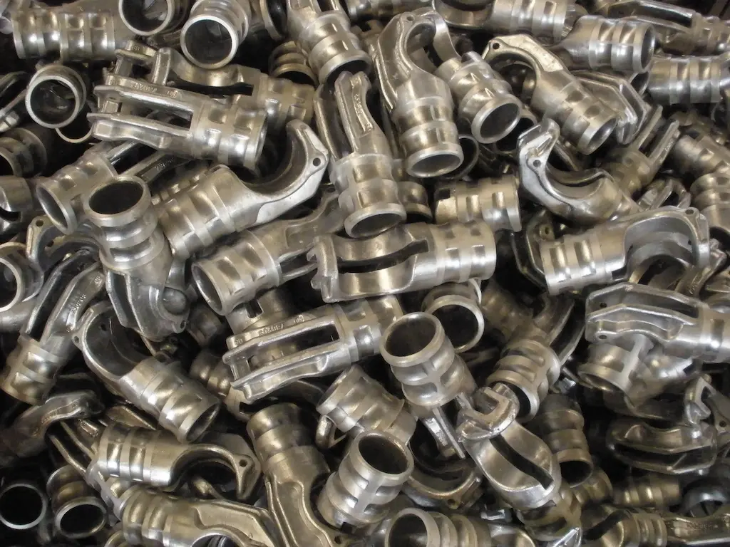 Gestapelde aluminium onderdelen geproduceerd via coquillegieten bij TOS