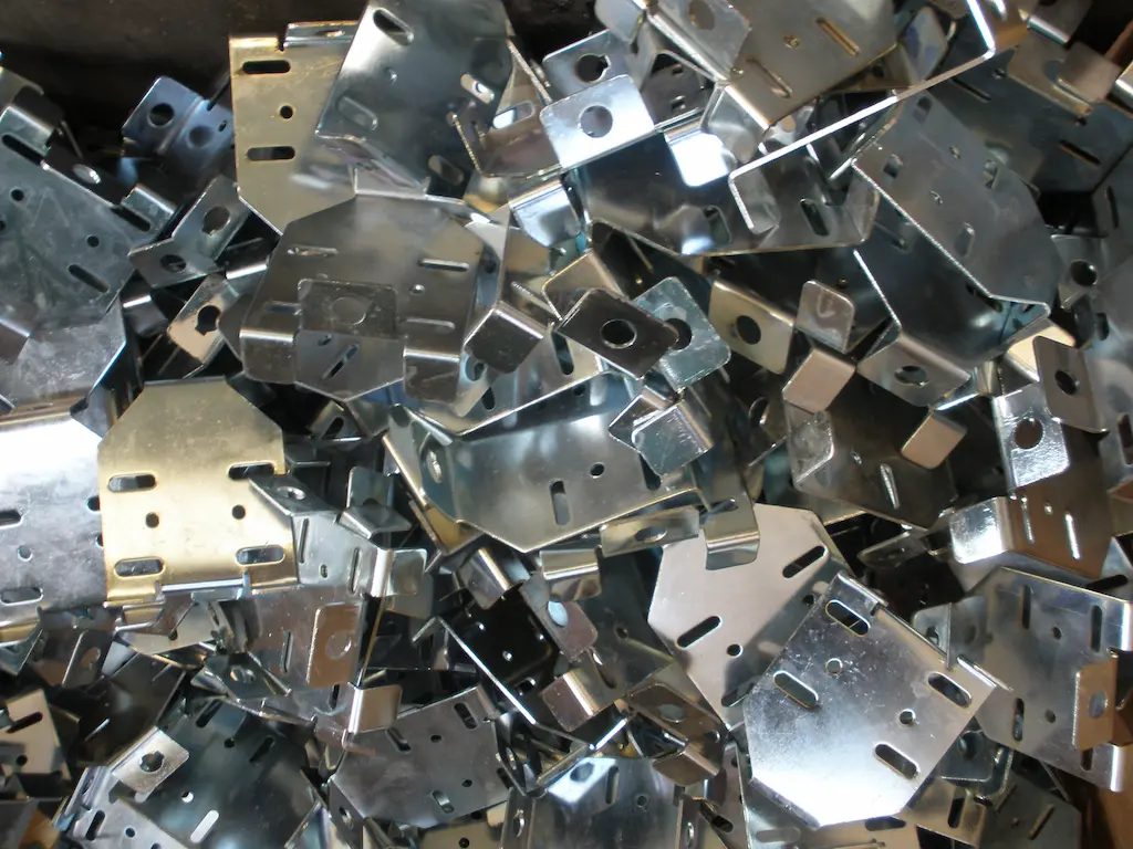 Gestanste metalen onderdelen na productie bij TOS