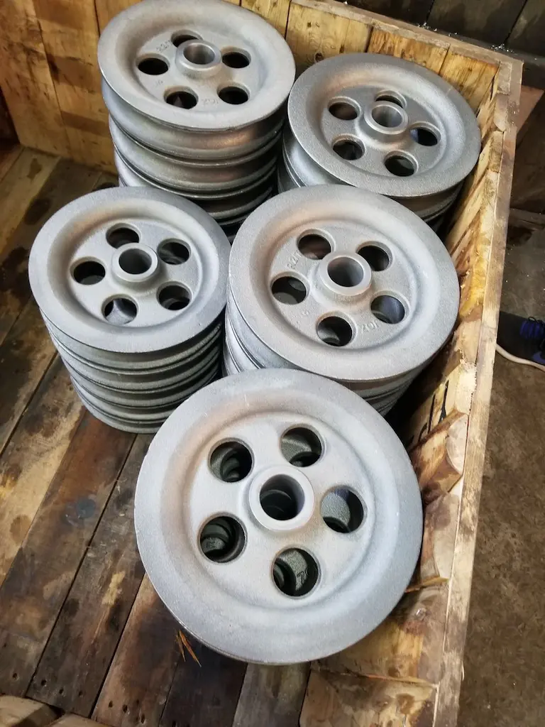 Gestraalde metalen onderdelen na oppervlaktebehandeling bij TOS