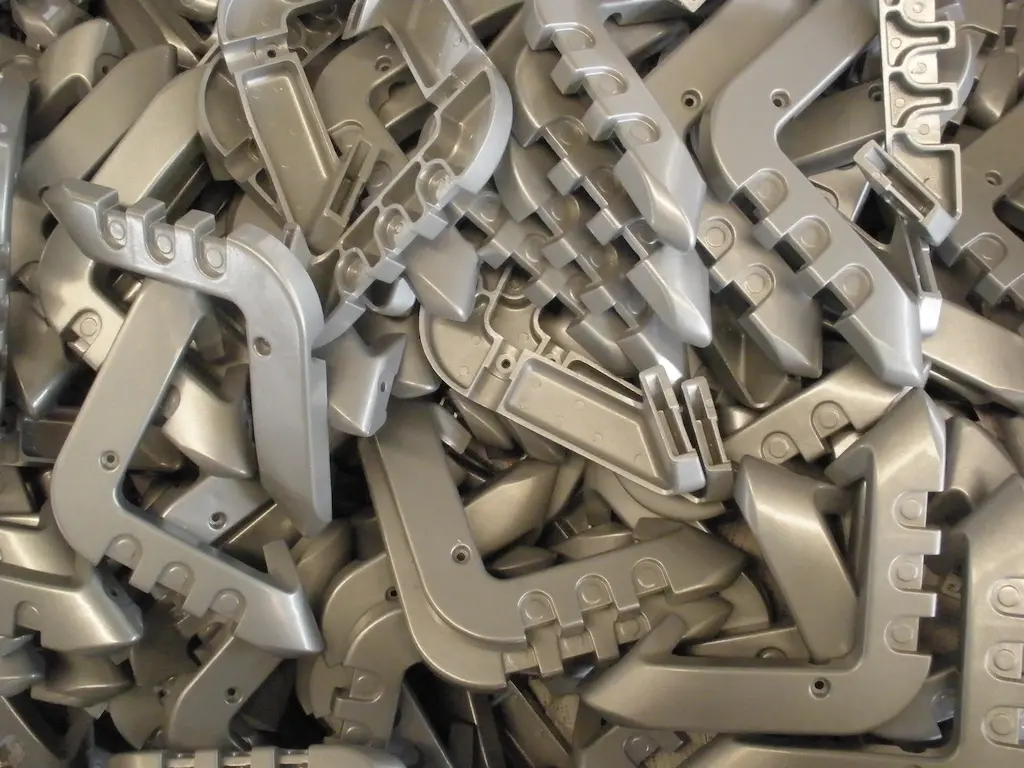 Gestapelde aluminium spuitgietonderdelen na productie bij TOS, gereed voor nabehandeling of montage