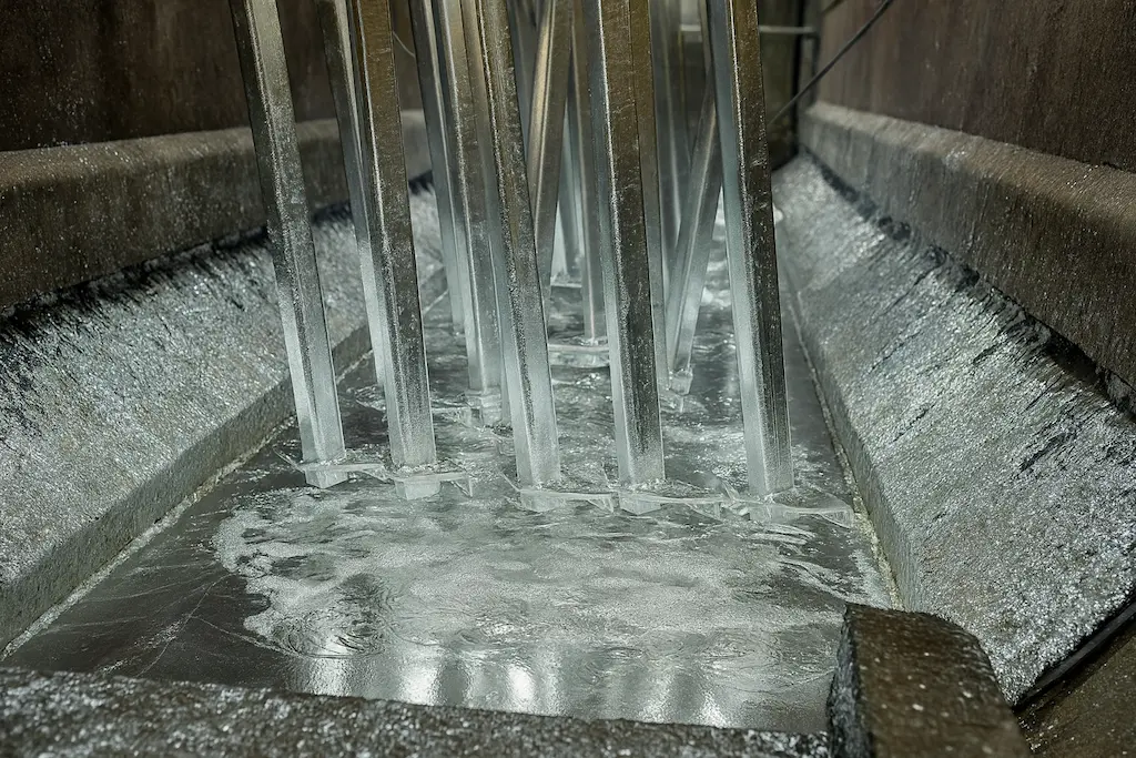 Onderdelen worden thermisch verzinkt door onderdompeling in zinkbad bij TOS