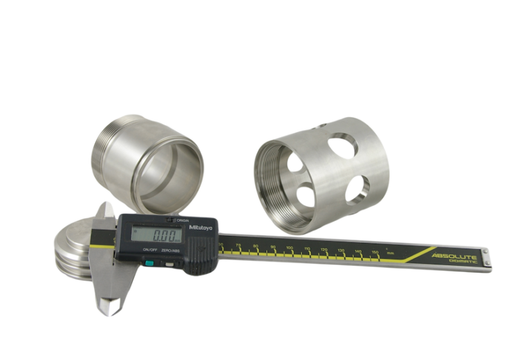 Digitale schuifmaat die RVS CNC-verspaande onderdelen nemeet voor kwaliteitscontrole.