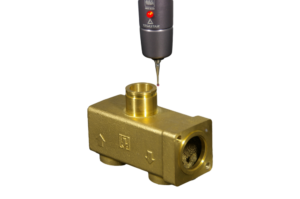 3D-meetarm controleert messing onderdeel