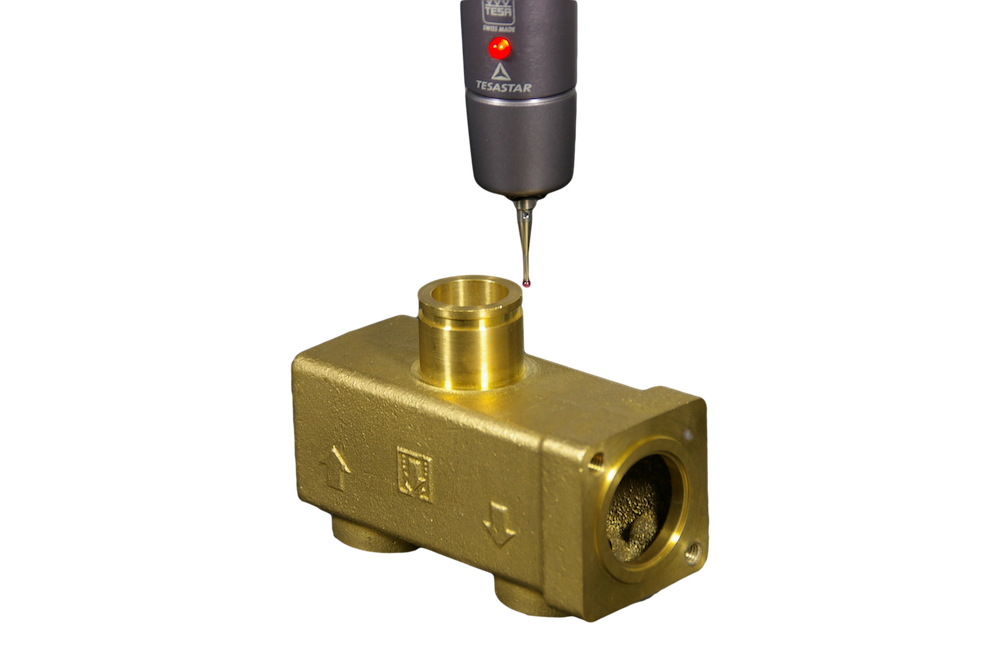 3D-meetarm controleert messing onderdeel