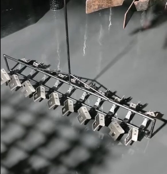 Onderdelen in e-coating lijn aan transportbaan