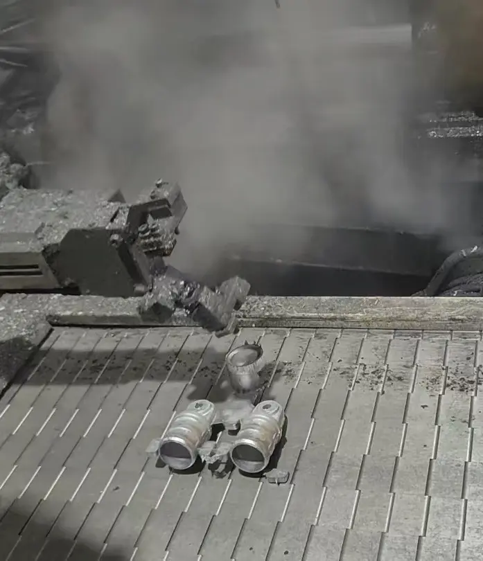 Aluminium onderdeel direct uit de hogedrukgietmachine met aangietingen zichtbaar.