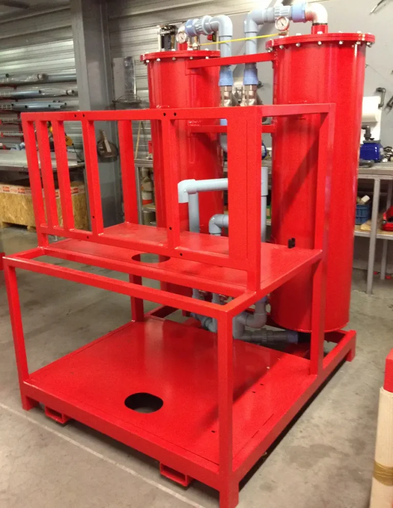 Rood gecoate industriële scrubber met gewalste stalen cilinders voor luchtzuivering in bewaarcellen.